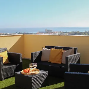 One Bedroom With Stunning River Views And Private Rooftop! Apartment